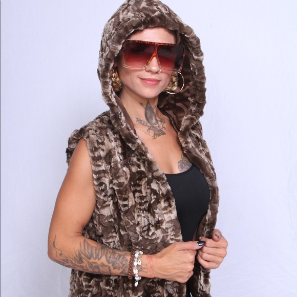 Sheared Grooved Mink Vest With Hood - Picture 3 of 6